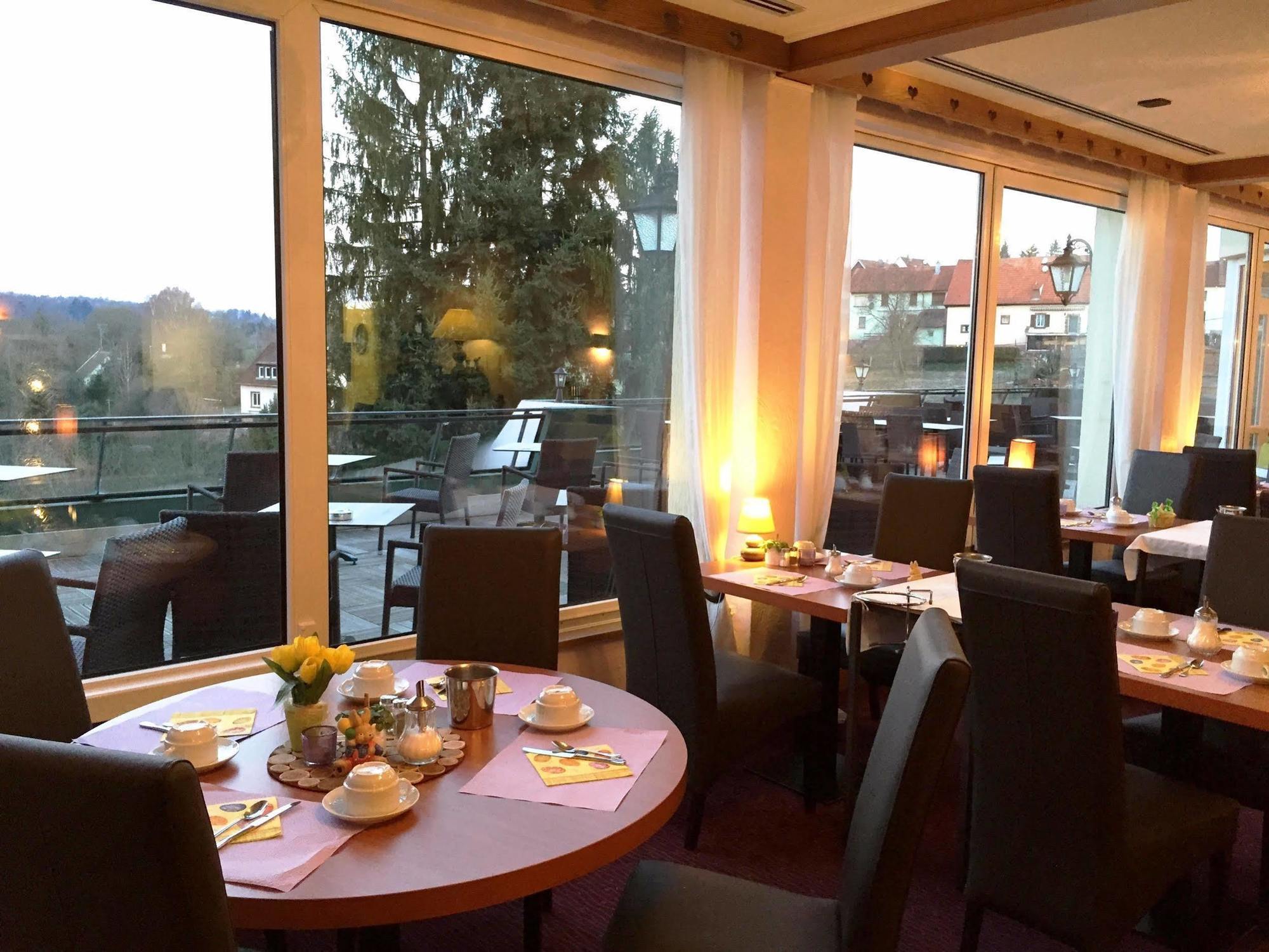 לה פטיט-פייר Hotel Restaurant Aux Trois Roses מראה חיצוני תמונה