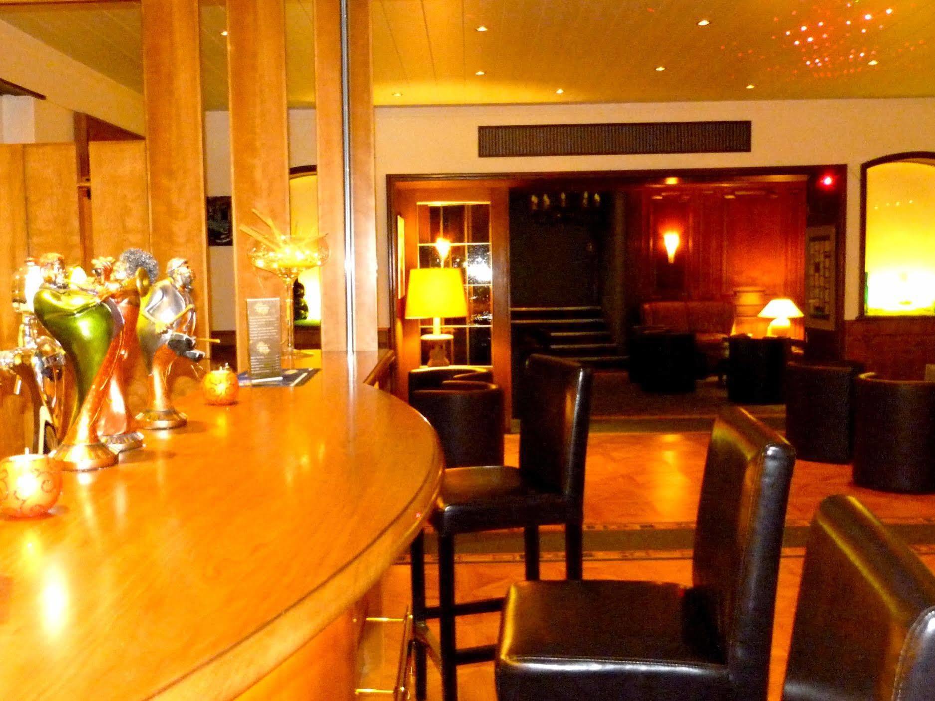 לה פטיט-פייר Hotel Restaurant Aux Trois Roses מראה חיצוני תמונה